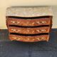 Superbe commode de style Louis XV galbée en marqueterie