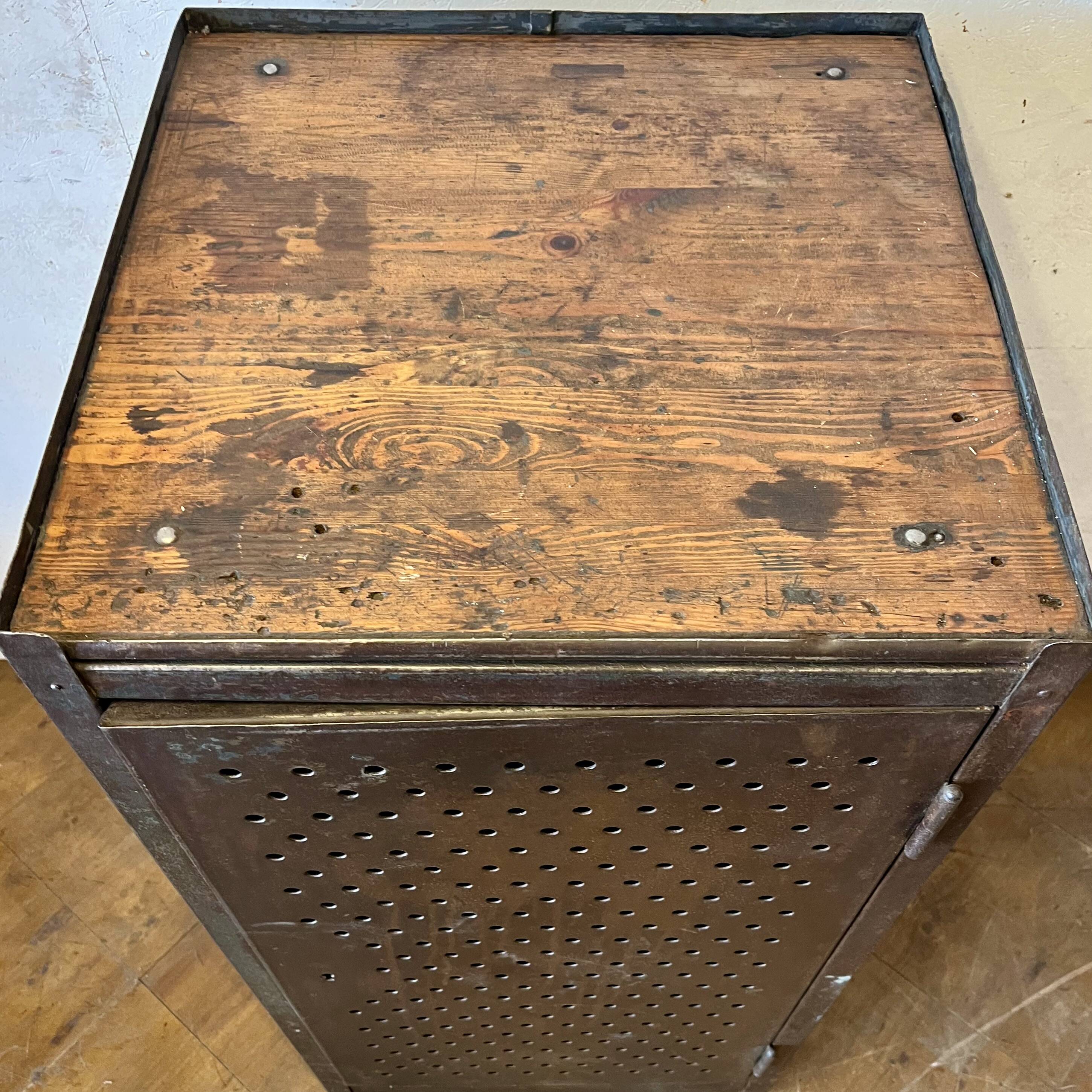 Small industrial storage unit in perforated metal – Early 20th century -