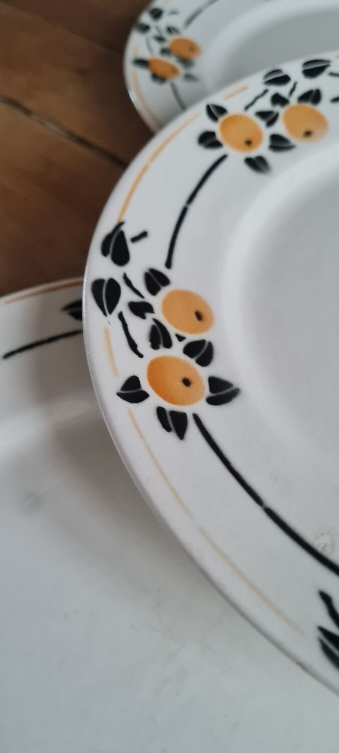 Service of 7 plates in earthenware