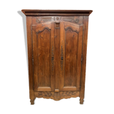 Armoire à linge ancienne noyer mouluré et sculpté XVIIIème siècle travail ancien parisien rustique