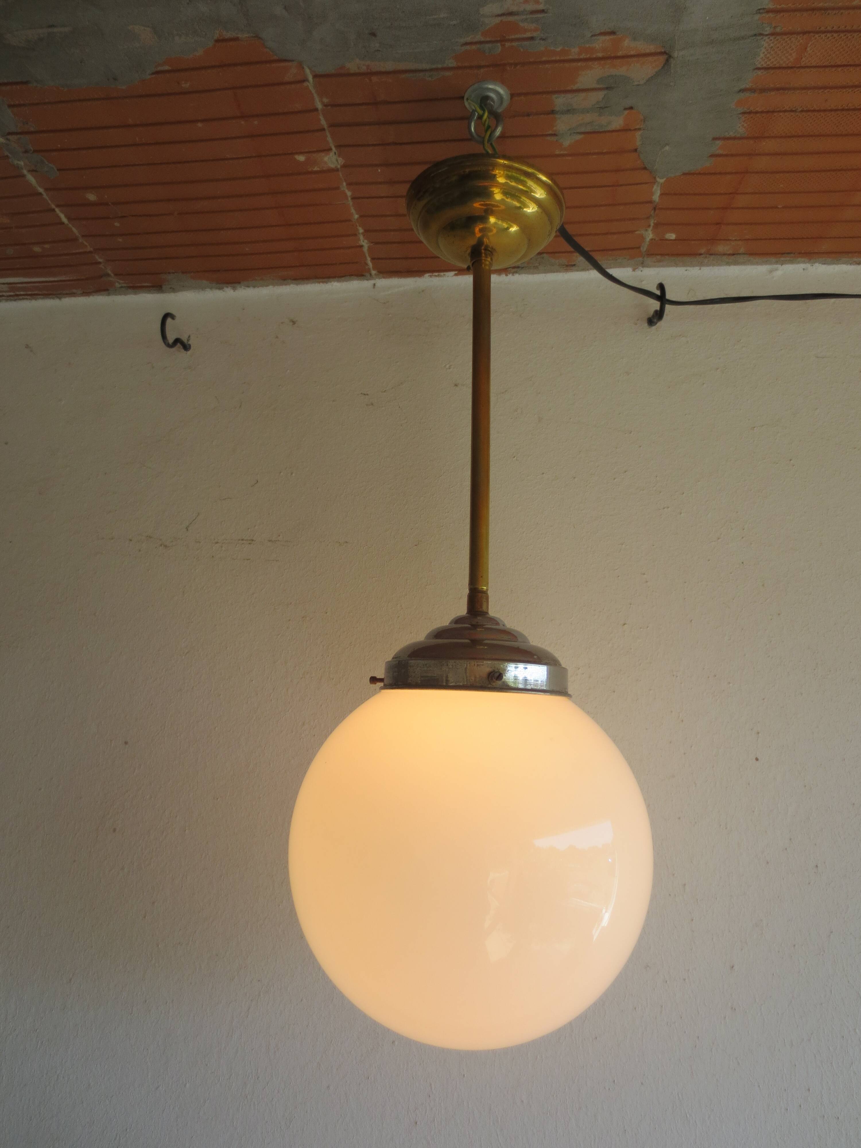 Suspension  laiton et opaline blanche
