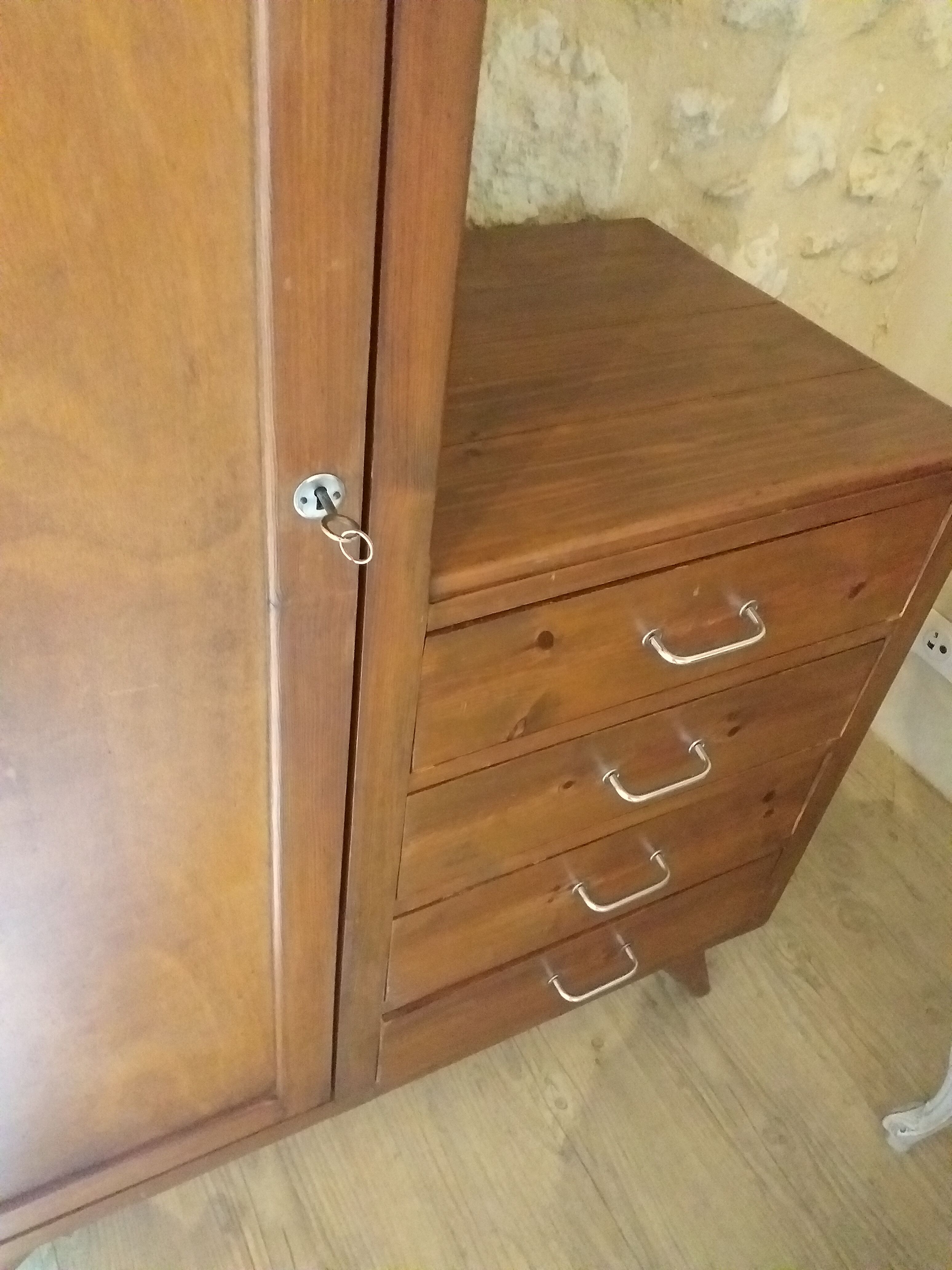 Asymmetrical cabinet