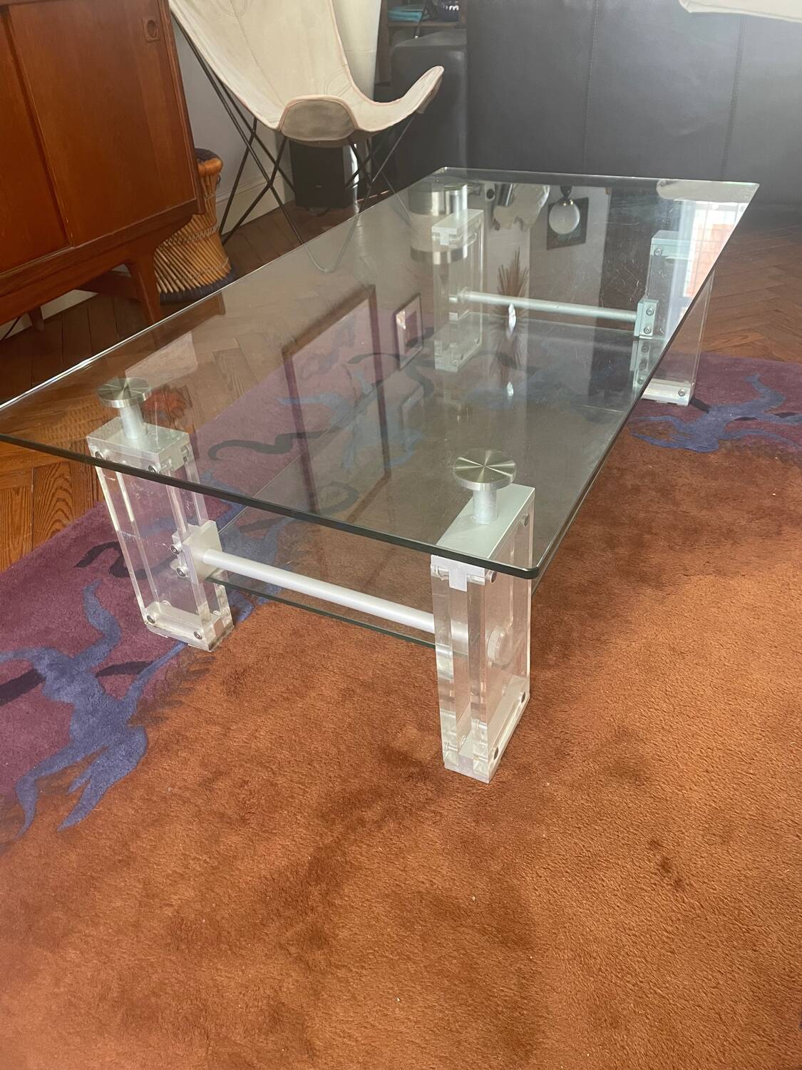 Coffee table made of glass and plexiglass.