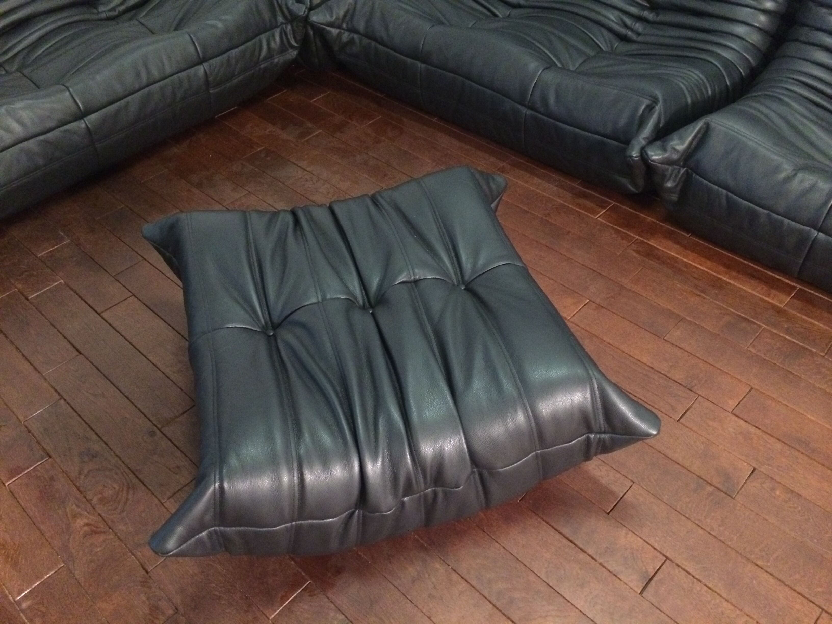 Ottoman "Togo" en cuir modèle dessiné par Michel Ducaroy 1973