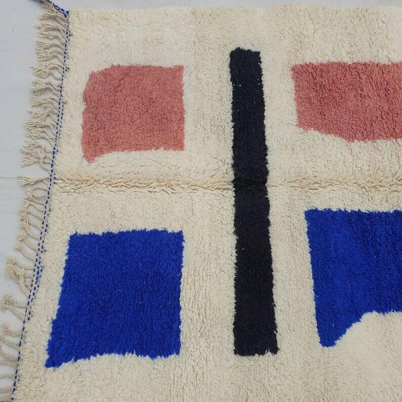 Large Moroccan rug made of natural wool, dimensions 250x150 cm, handmade.