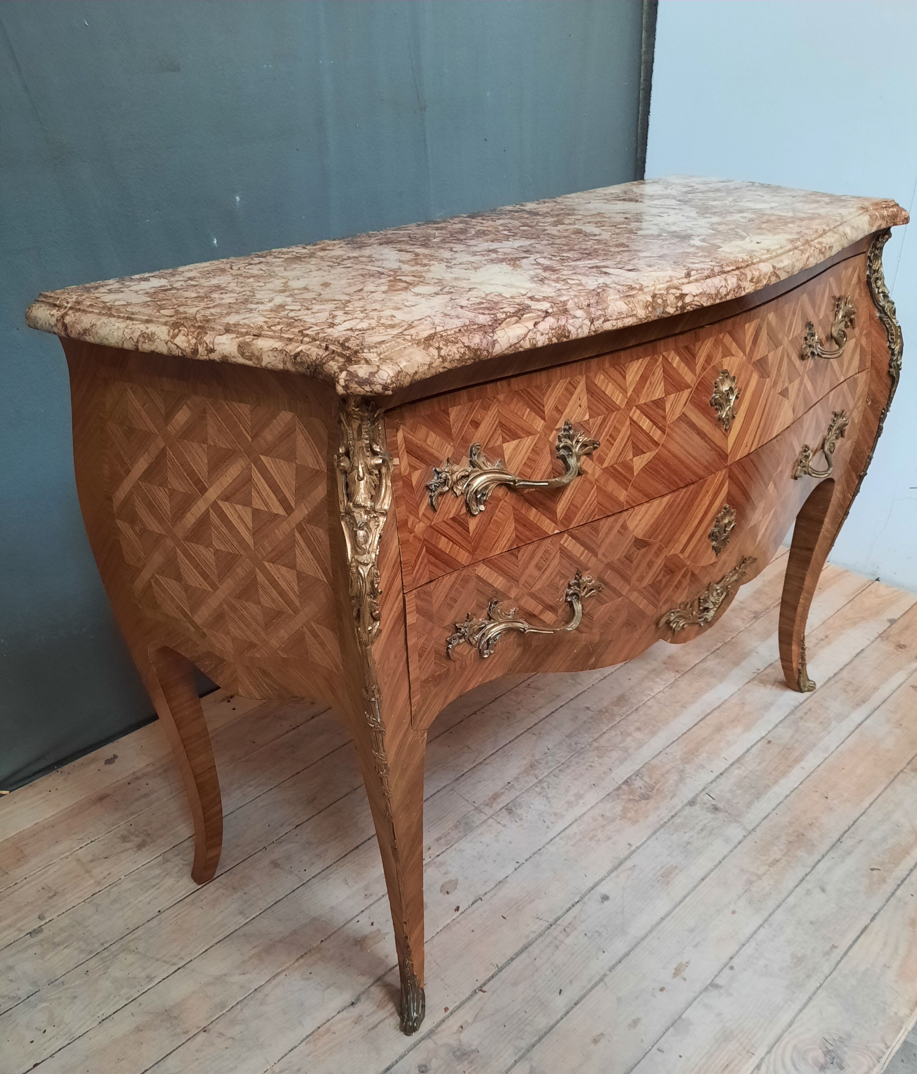 Commode style louis xv estampillée"morreau"