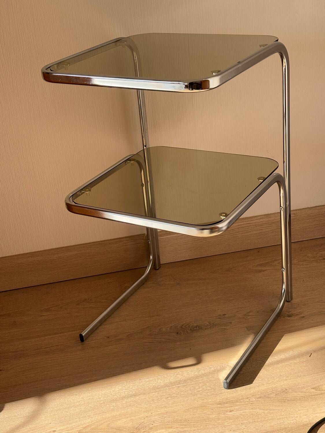 Table d’appoint acier et verre fumé 1970