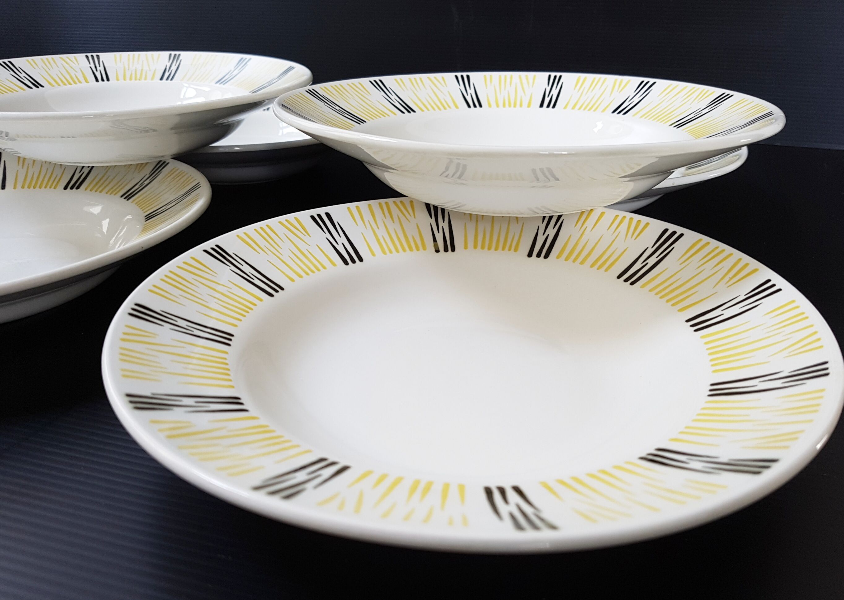 Suite de 12 assiettes creuses des années 50