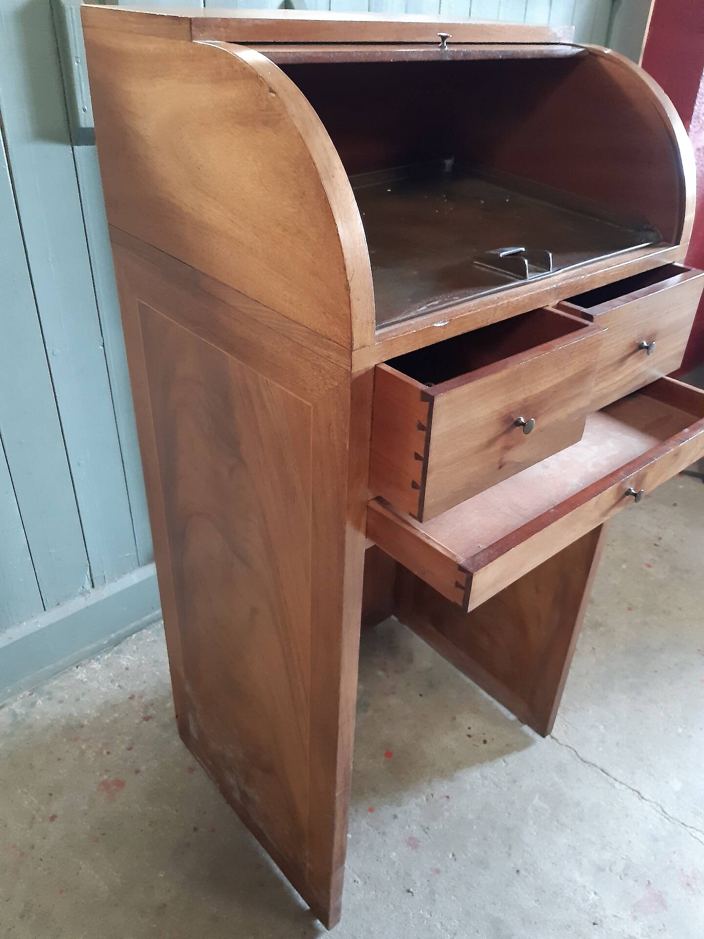 Meuble de métier à rouleau.