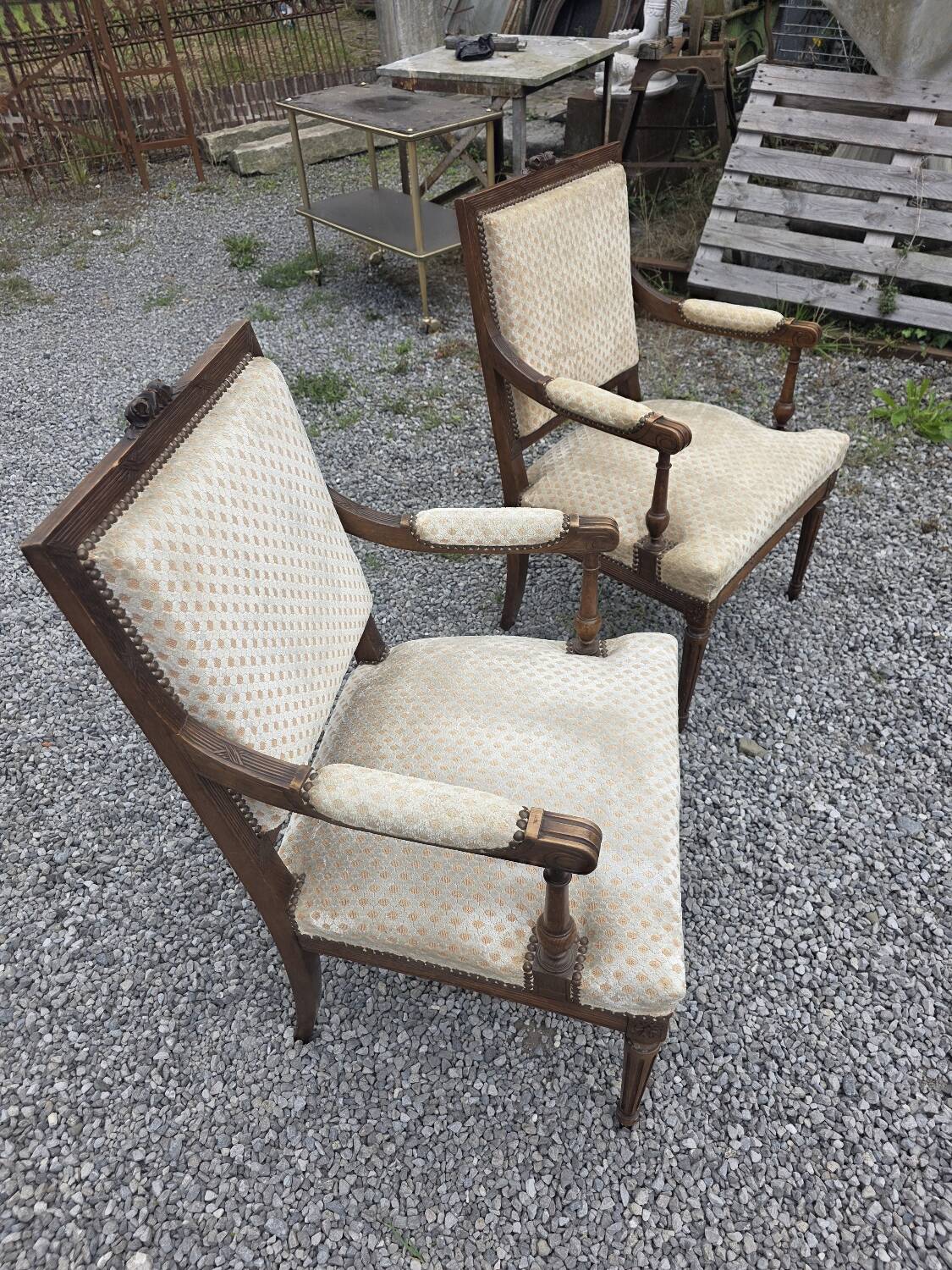 Paire de fauteuils style Louis XVI