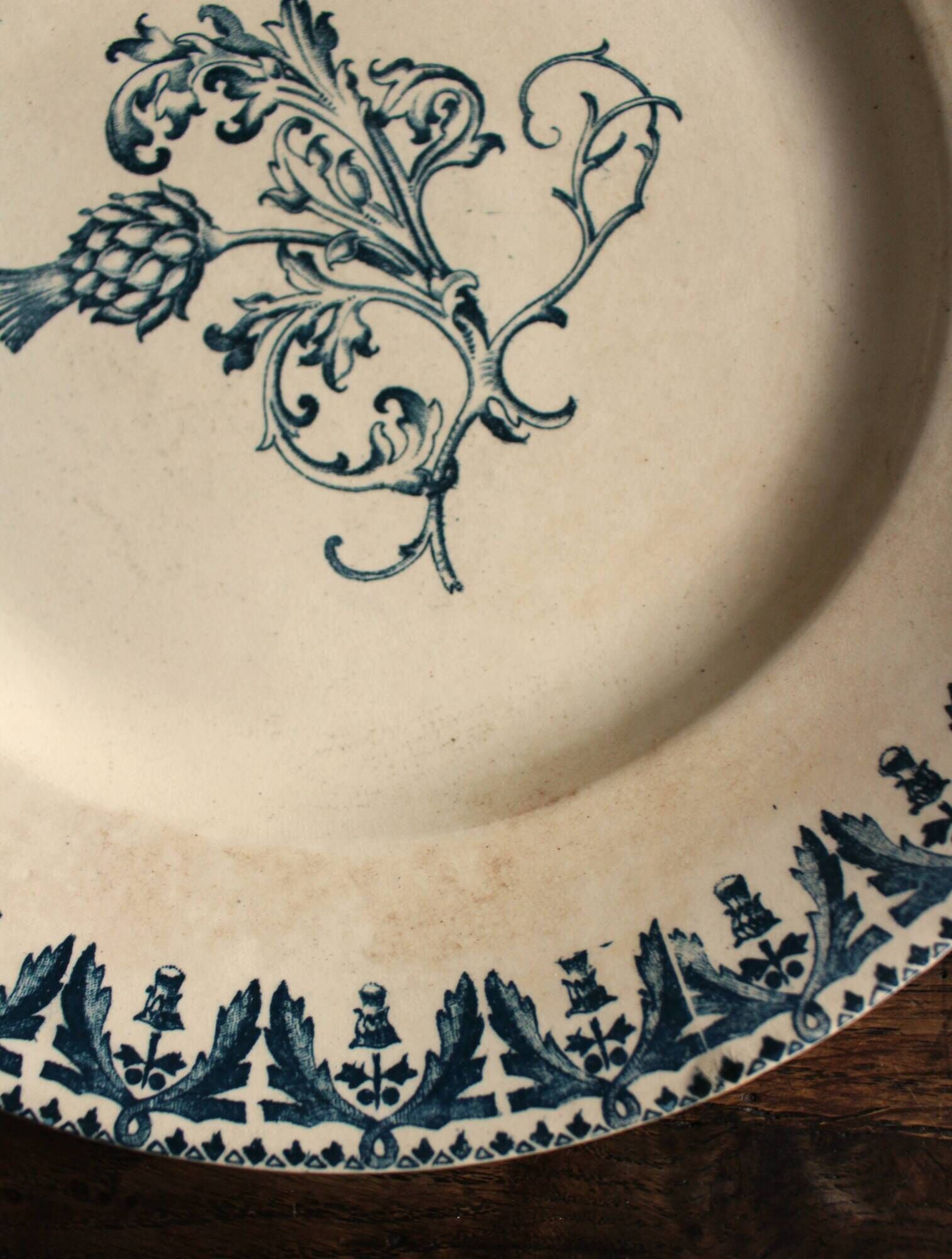 6 mismatched flat plates Terre de fer bleu Alésia Marcel Longchamp