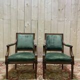Paire de fauteuils de style Louis XVI en velours vert