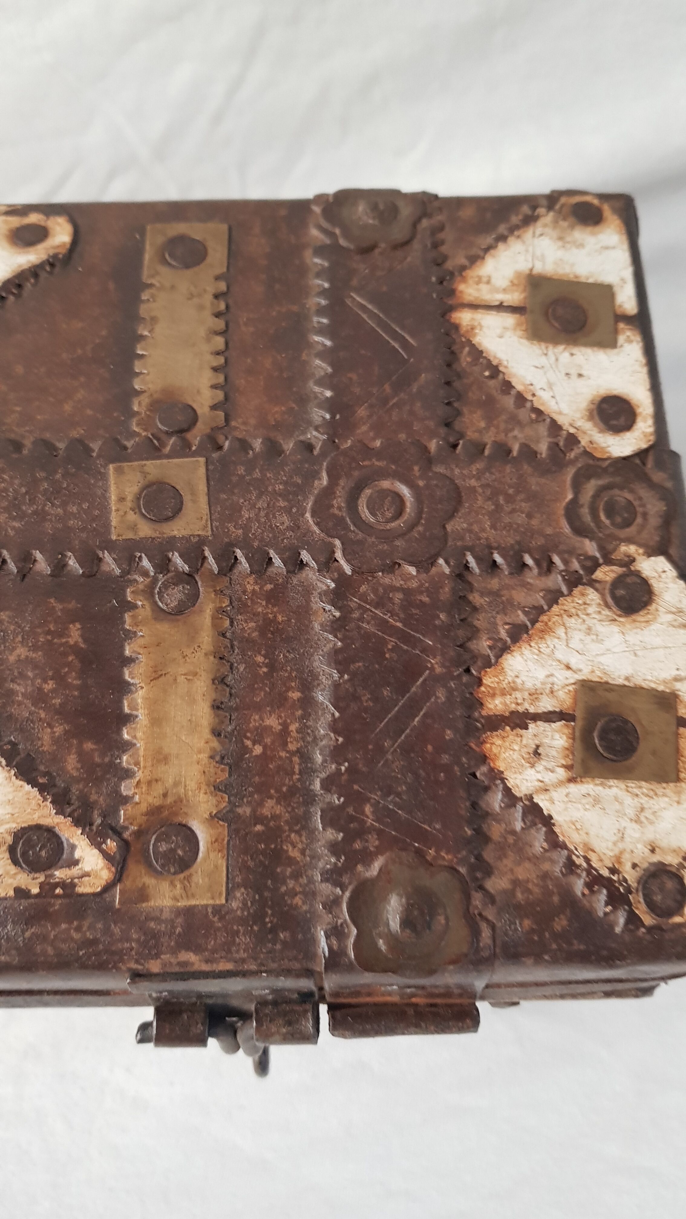 Ancienne boite tribale en métal martelé