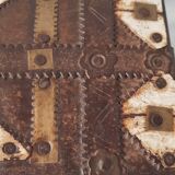 Ancienne boite tribale en métal martelé