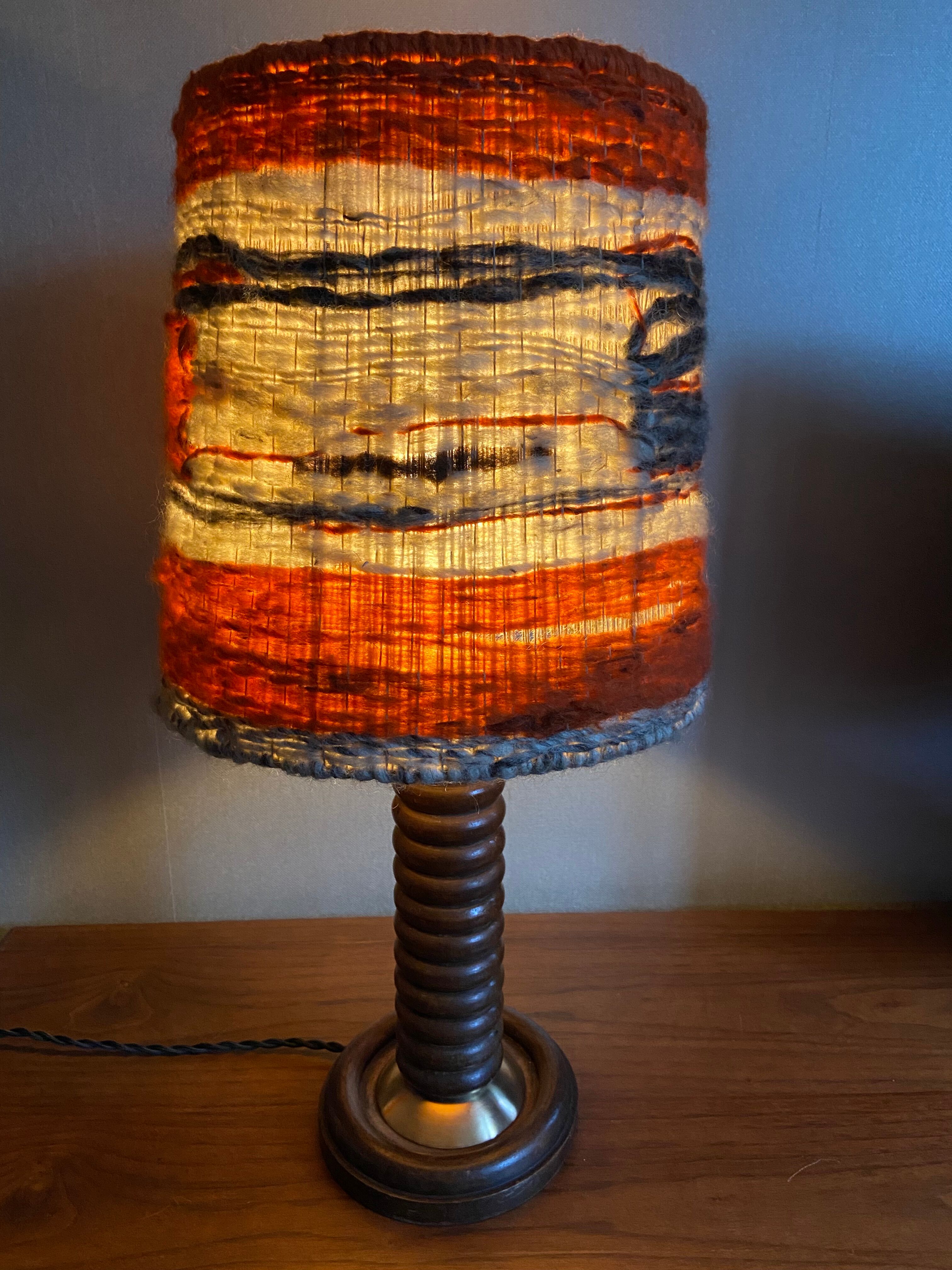 Lampe à poser en bois tourné avec abat jour en laine