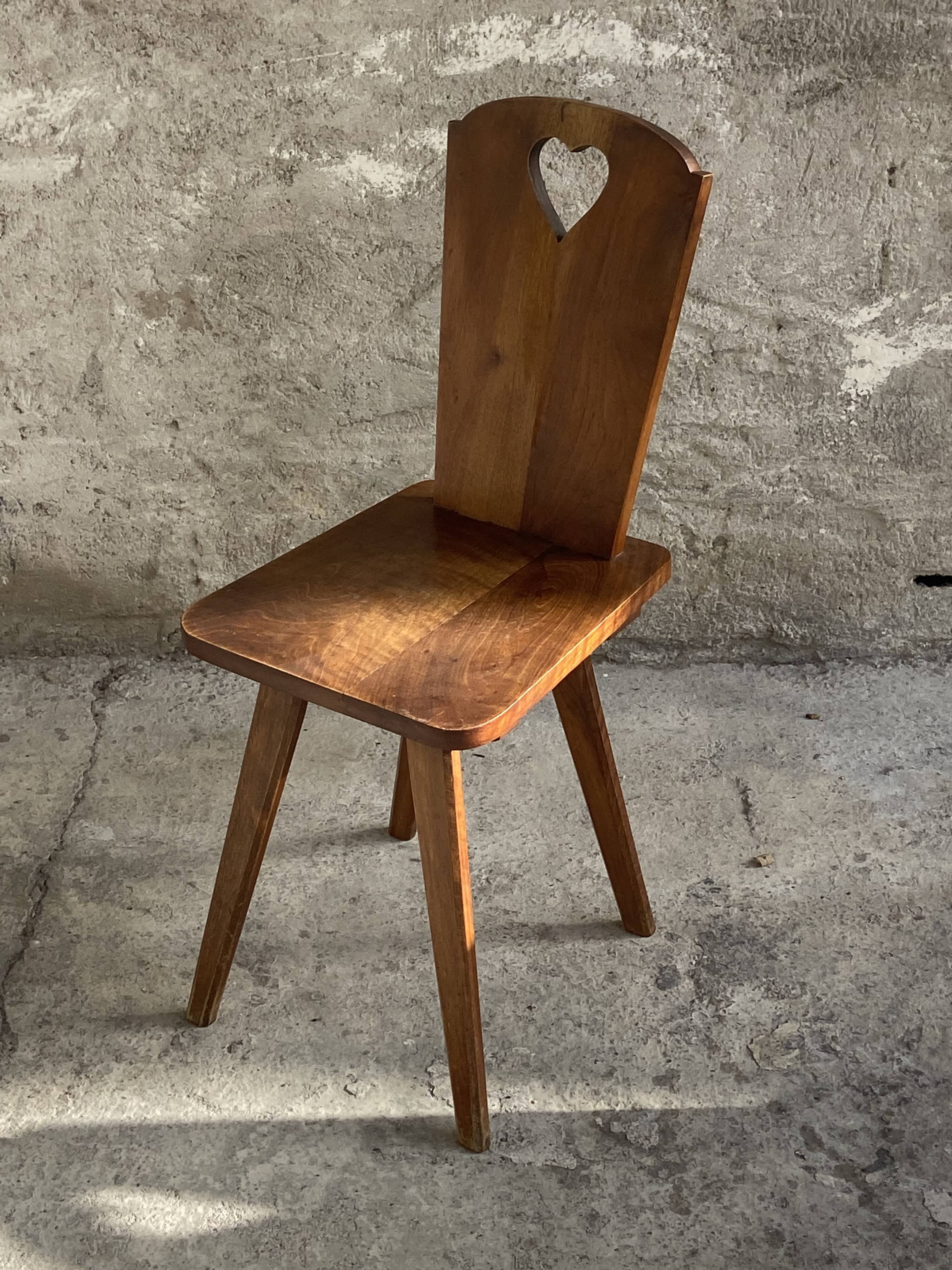 lot de chaises de campagne à dossiers coeurs