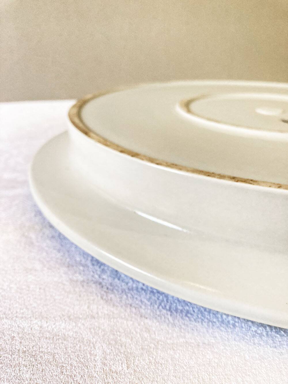 Large porcelain dish, Siena model, by Bjorn Wiinblad for Rosenthal, Germany