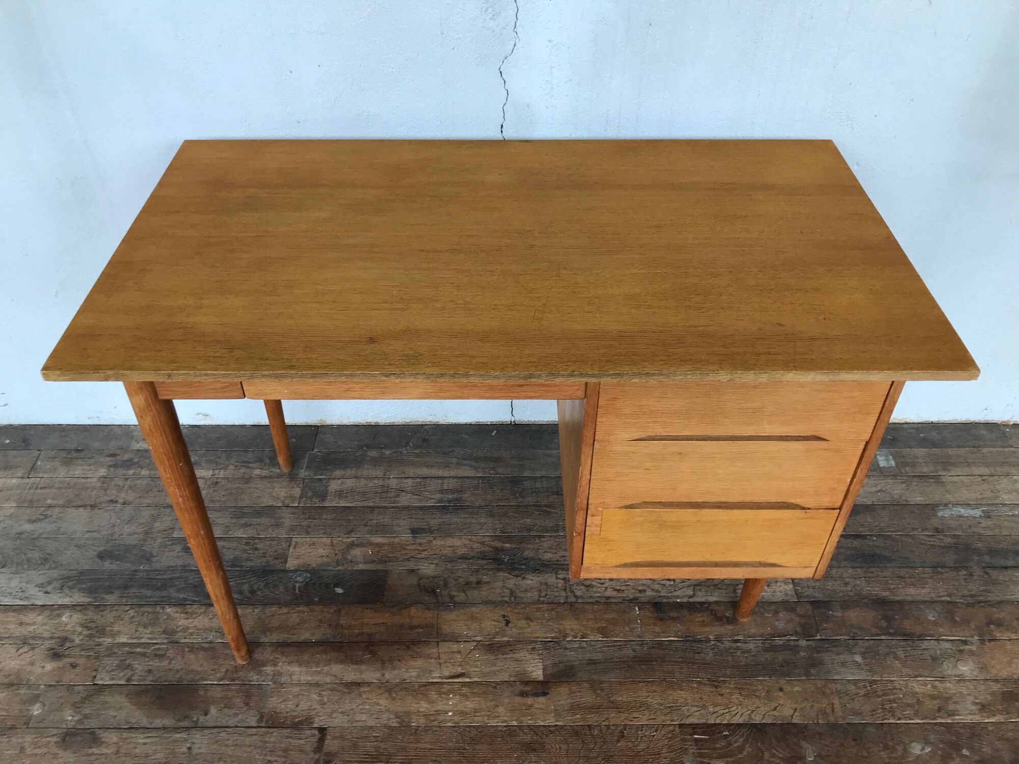 Bureau en chêne clair pieds fuseaux 1950/1960
