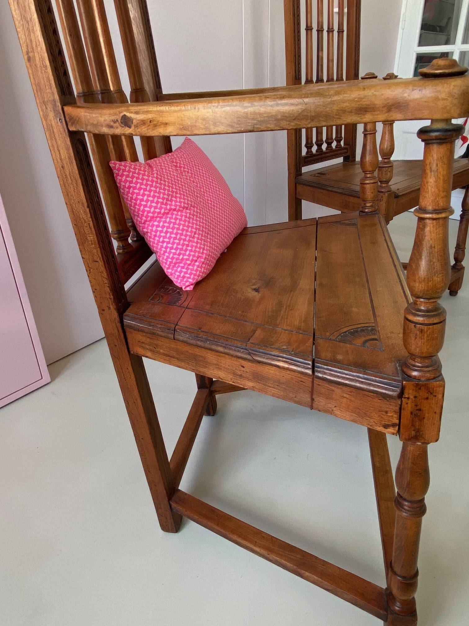 Paire de fauteuils anciens de style gothique