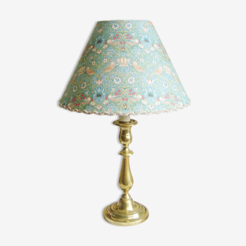 Lampe bougeoir ancien en laiton avec son abat-jour fait main en tissu de William Morris