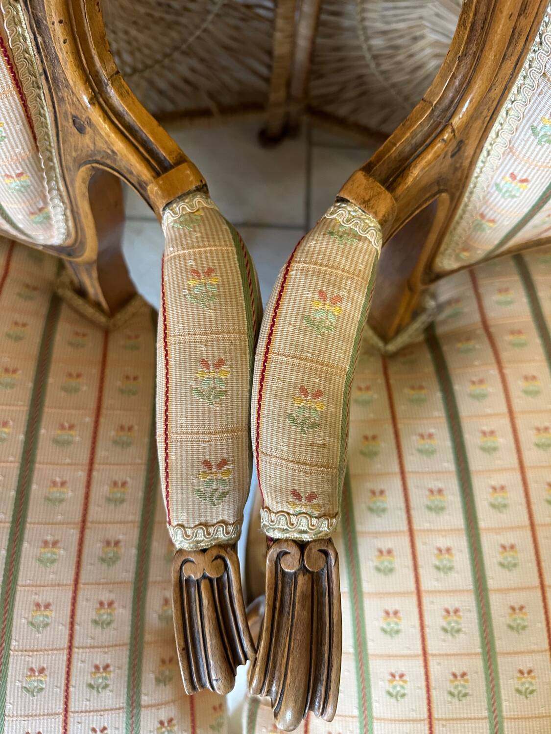 Paire de fauteuils bergères anciens style Louis XV