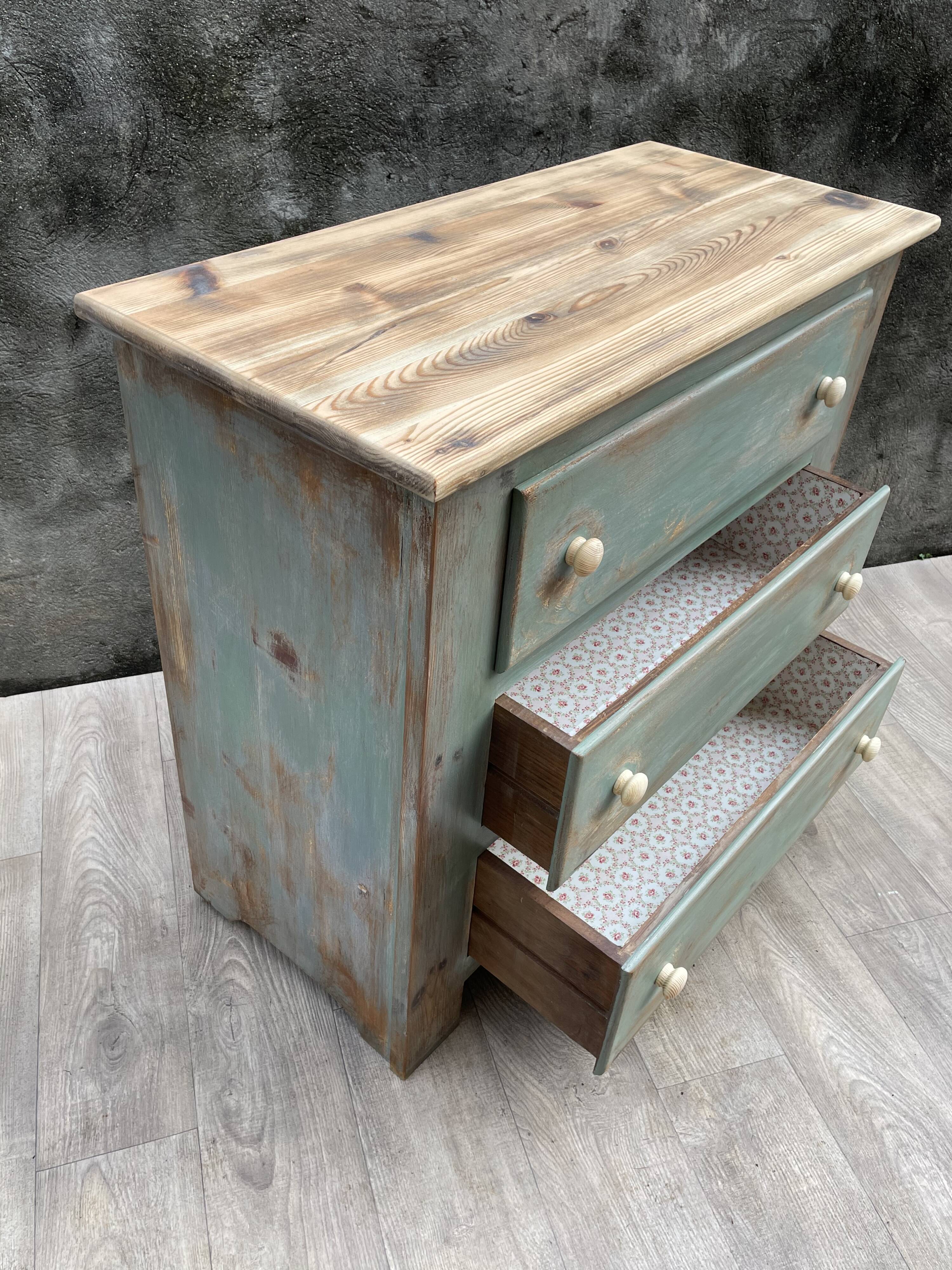 Commode en bois patinée