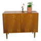 Meuble en placage avec tiroirs et pieds ronds en bois
