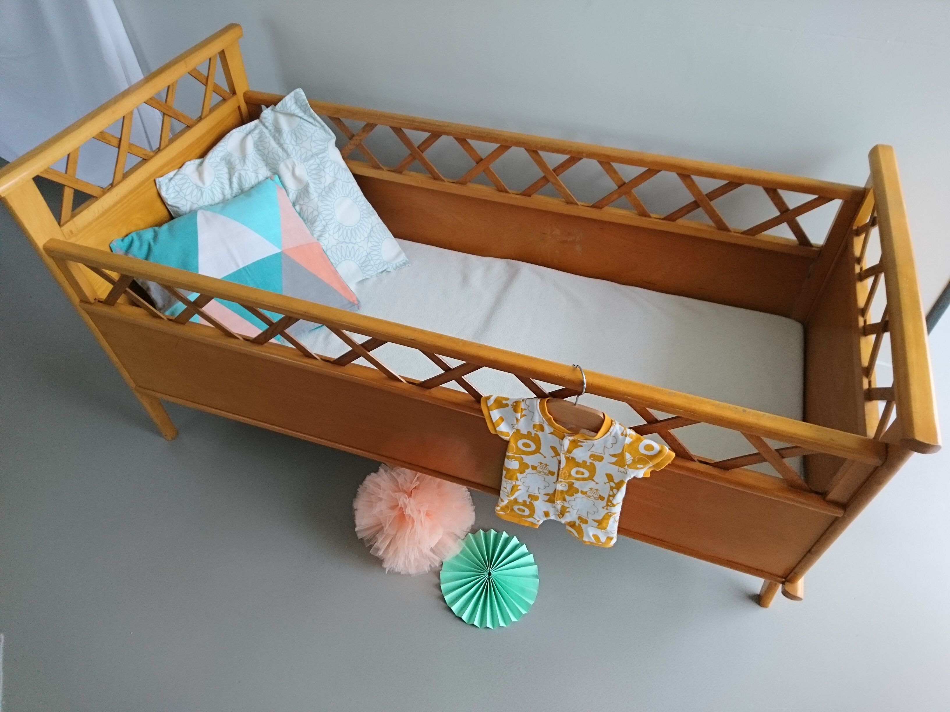 Lit bébé vintage pieds compas