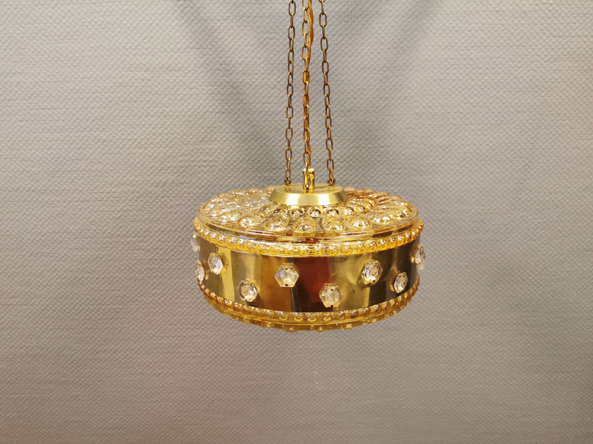 Ceiling-hanging lamp in glass with prisms and metal details