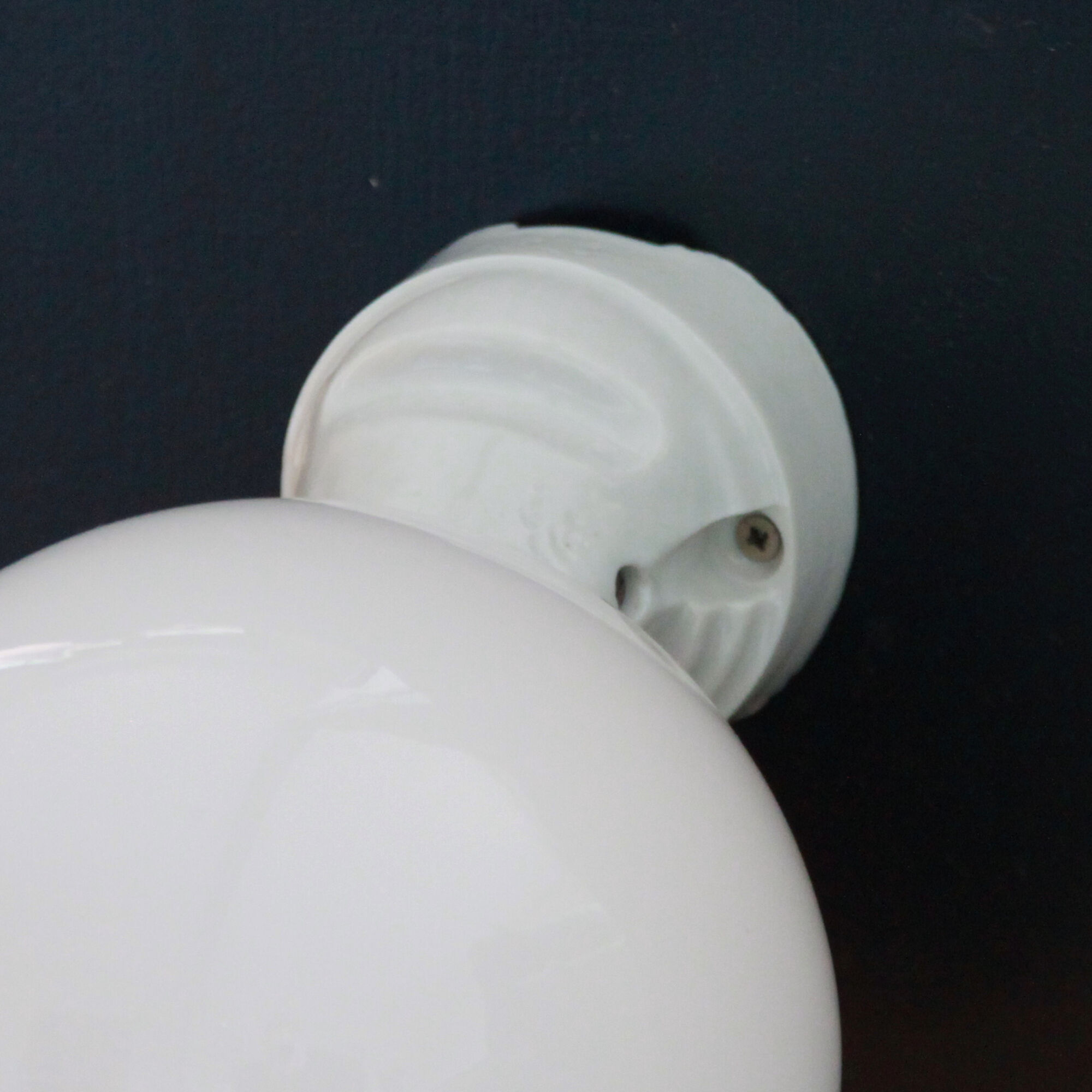 Applique porcelaine céramique et globe en opaline blanche