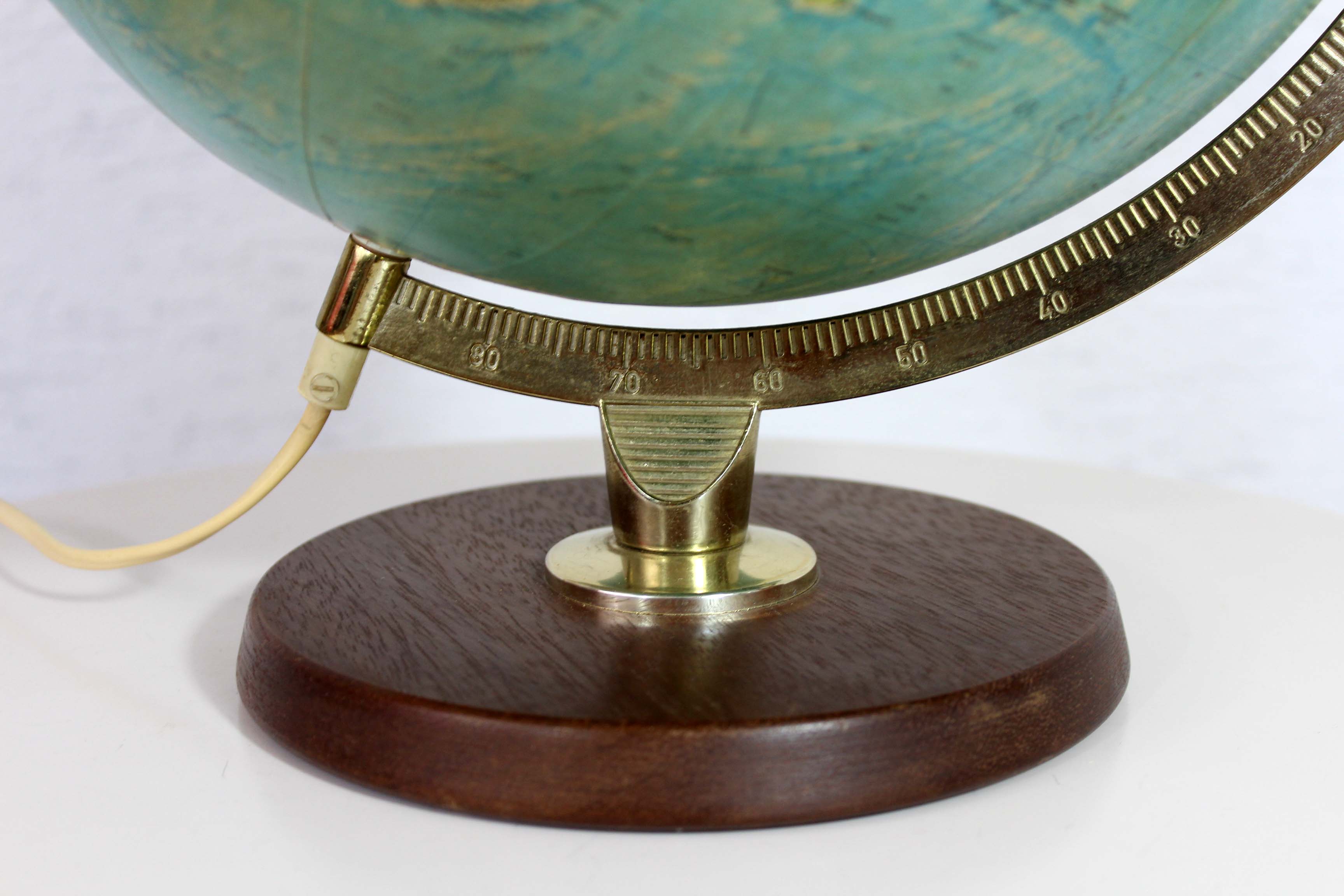 Pretty globe, Scan Globe with magnifying glass