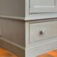 Armoire en bois peint