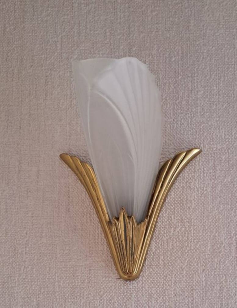 Paire d’appliques Art Déco “plume” en verre satiné