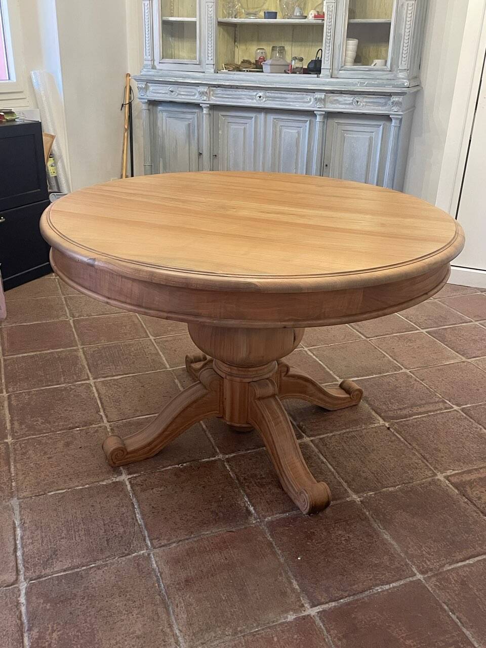 Table ronde à manger en merisier massif.