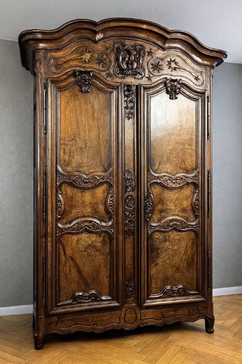 Very important Lyonnais wardrobe from the Louis XV period in solid walnut / height 295 cm