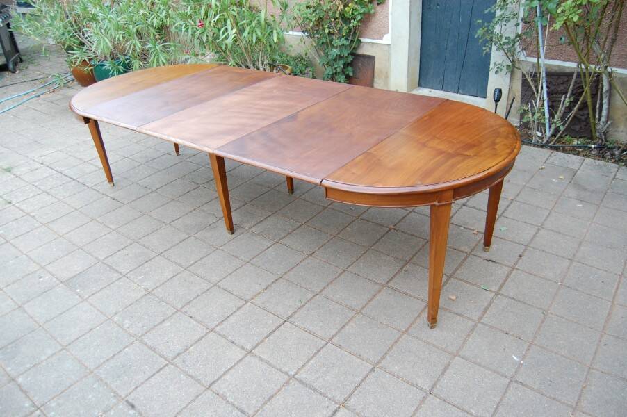 Napoleon III table in fine walnut from the late 19th century.
