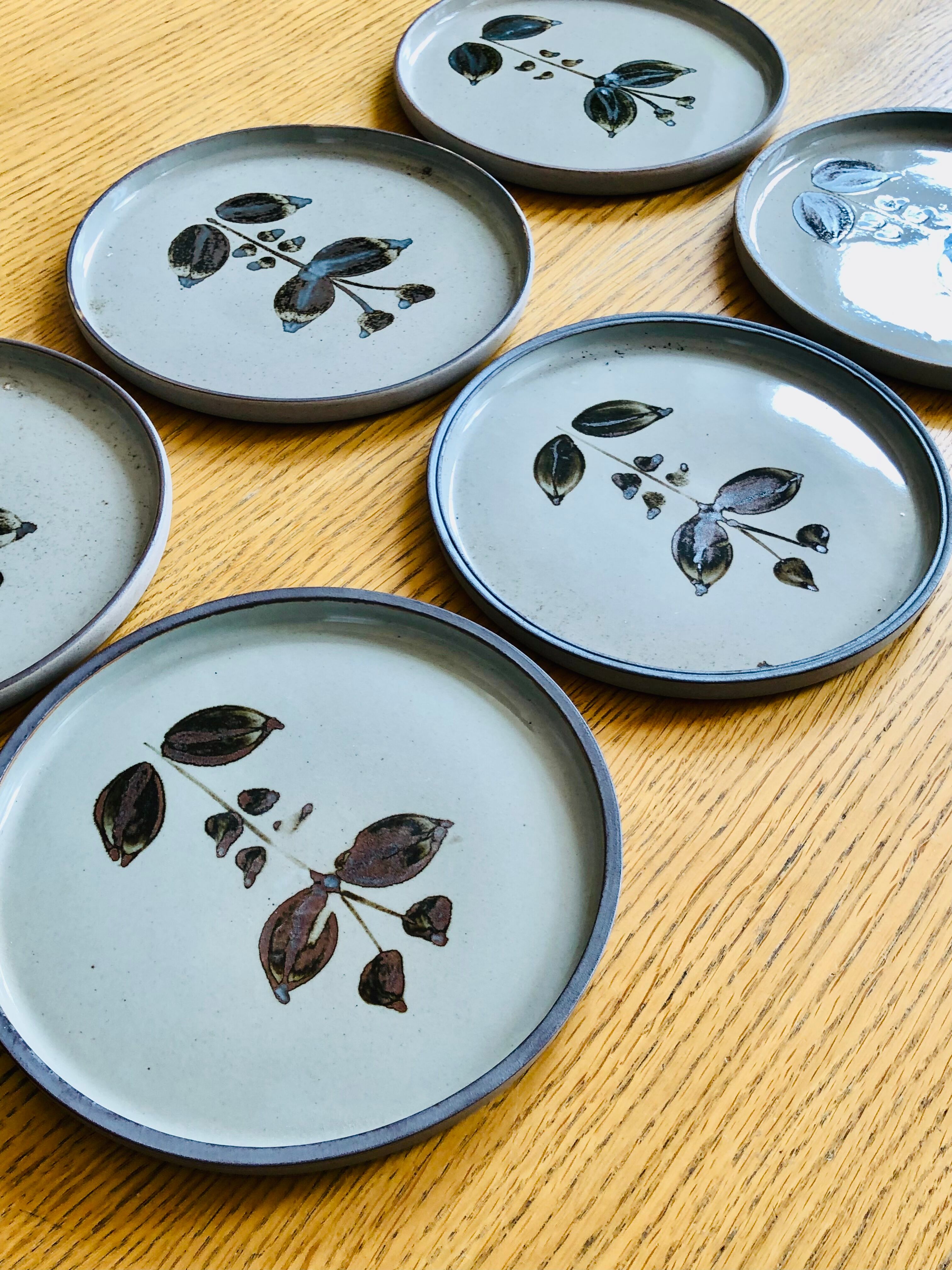 Dessert plates in sandstone from L'Arnon