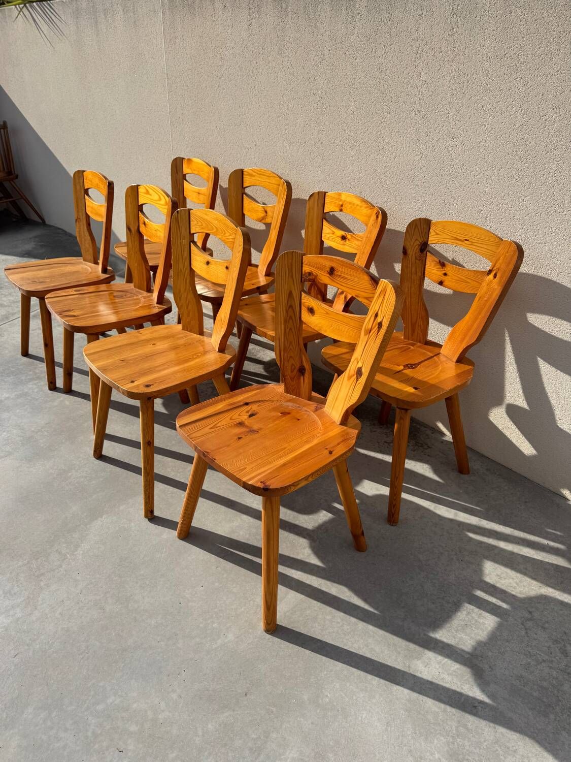 Set of 8 pine chairs in the Les Arcs design style by Charlotte Perriand from the 1970s.