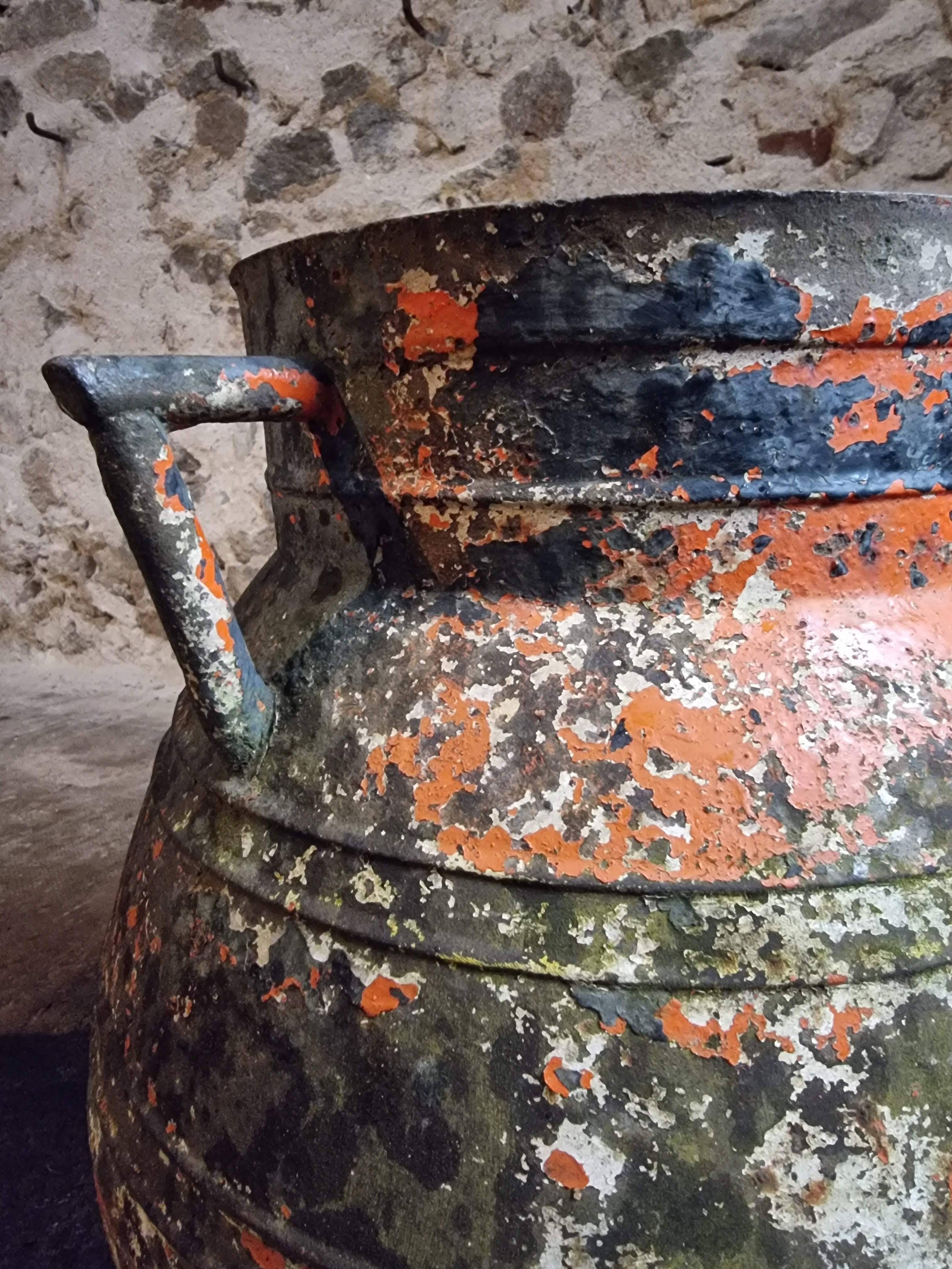 Ensemble d'anciens pots en fonte (chaudrons), France, 1880–1900