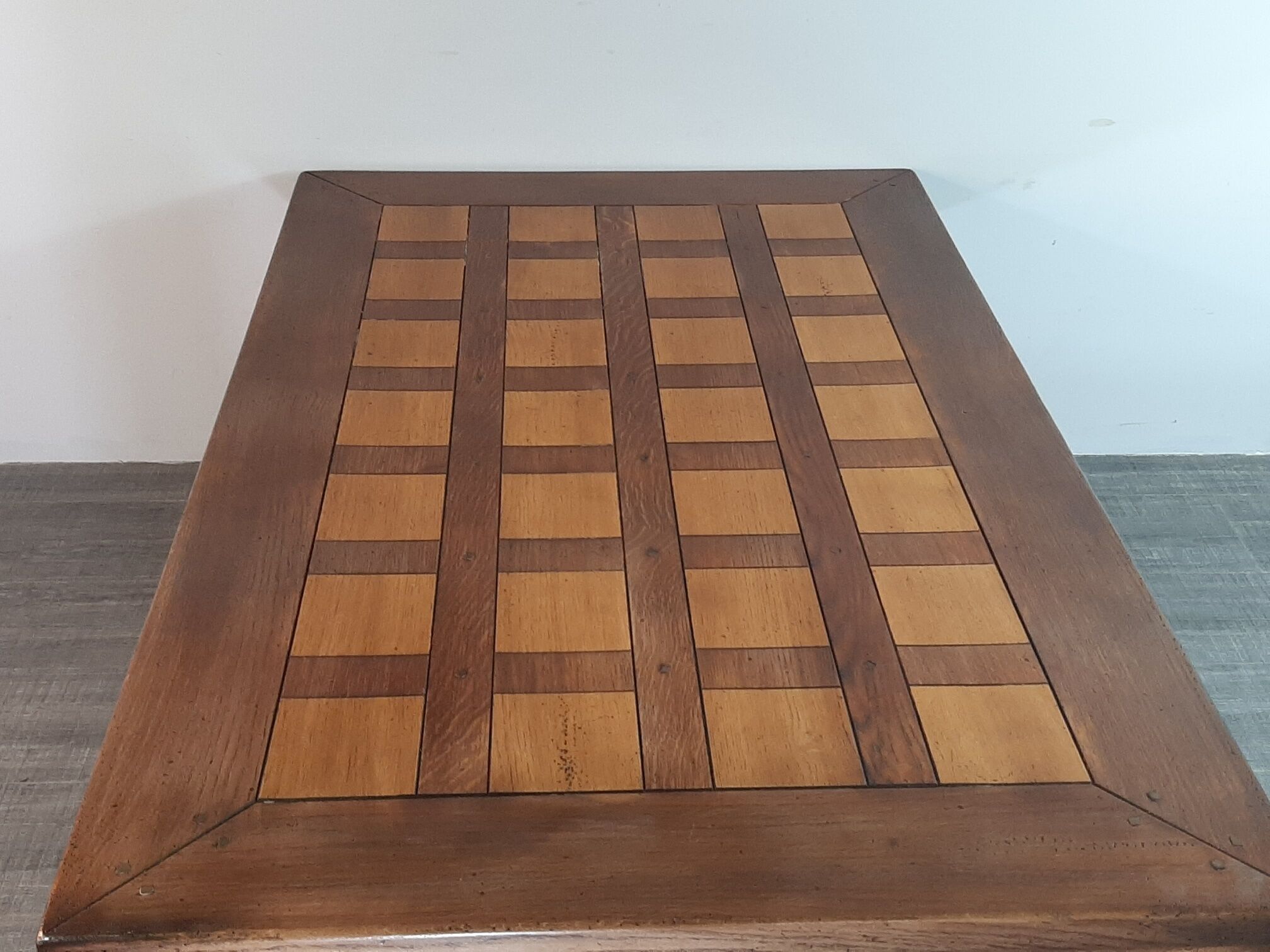 Table basse danoise en chêne début XXème siècle plateau à damier