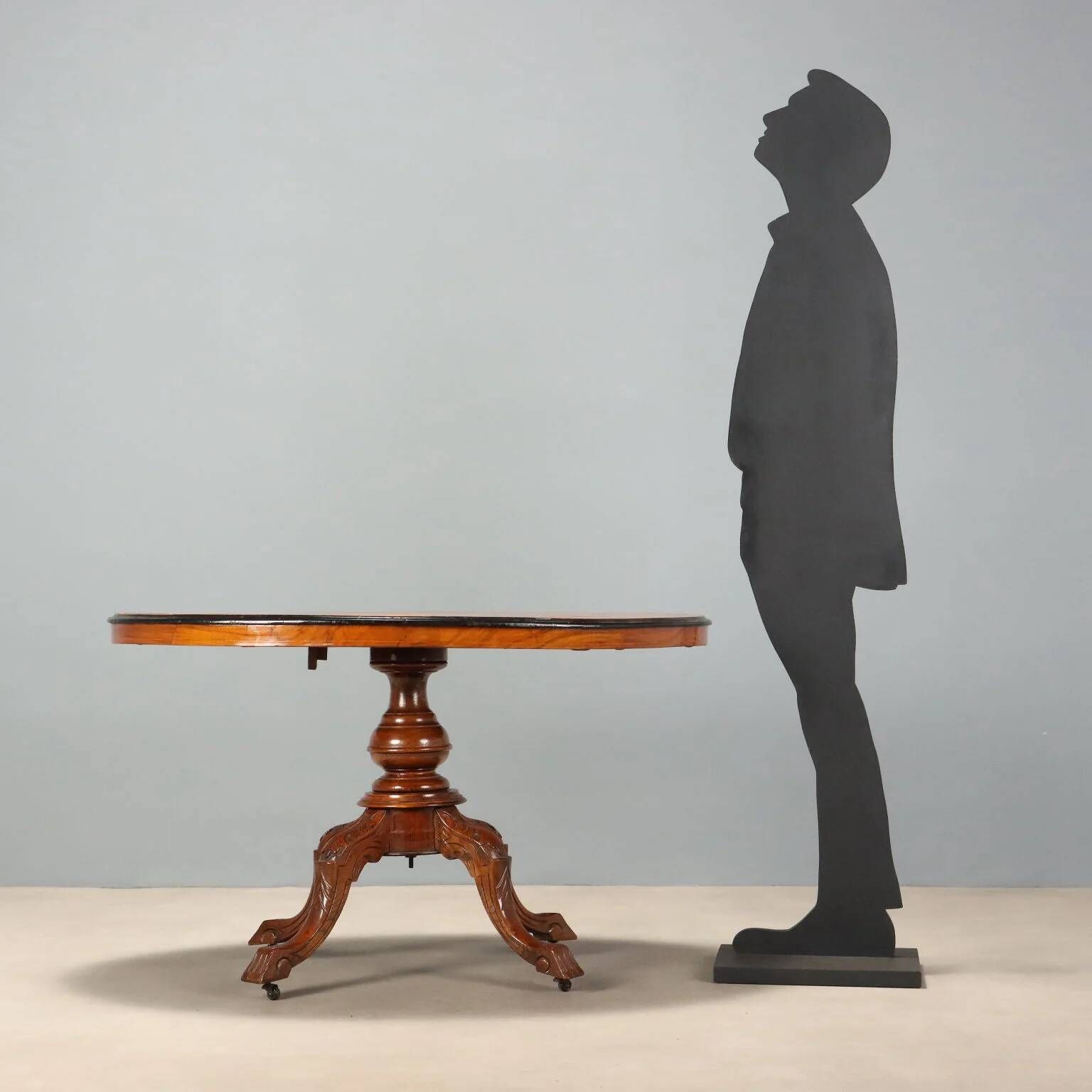 Antique walnut table with marquetry top, United Kingdom, 19th century.