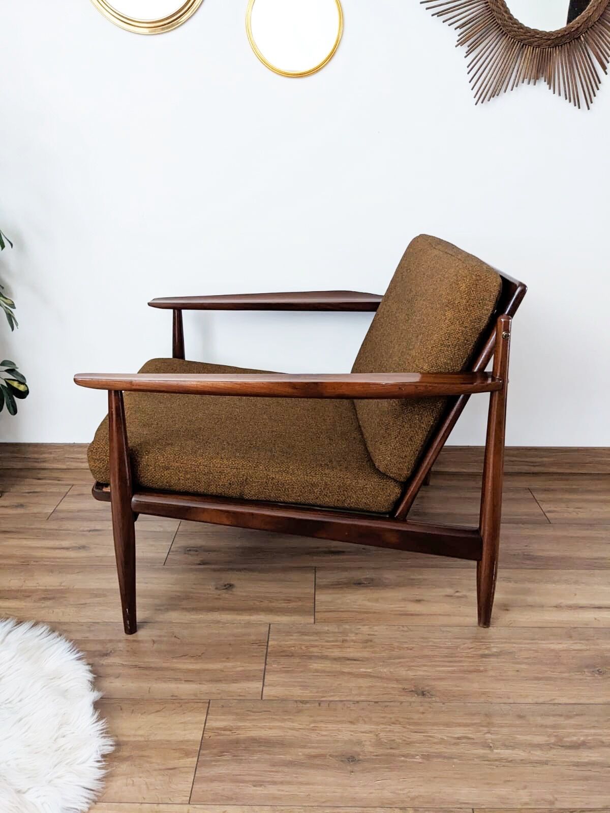 Scandinavian armchair Arne Vodder F135
