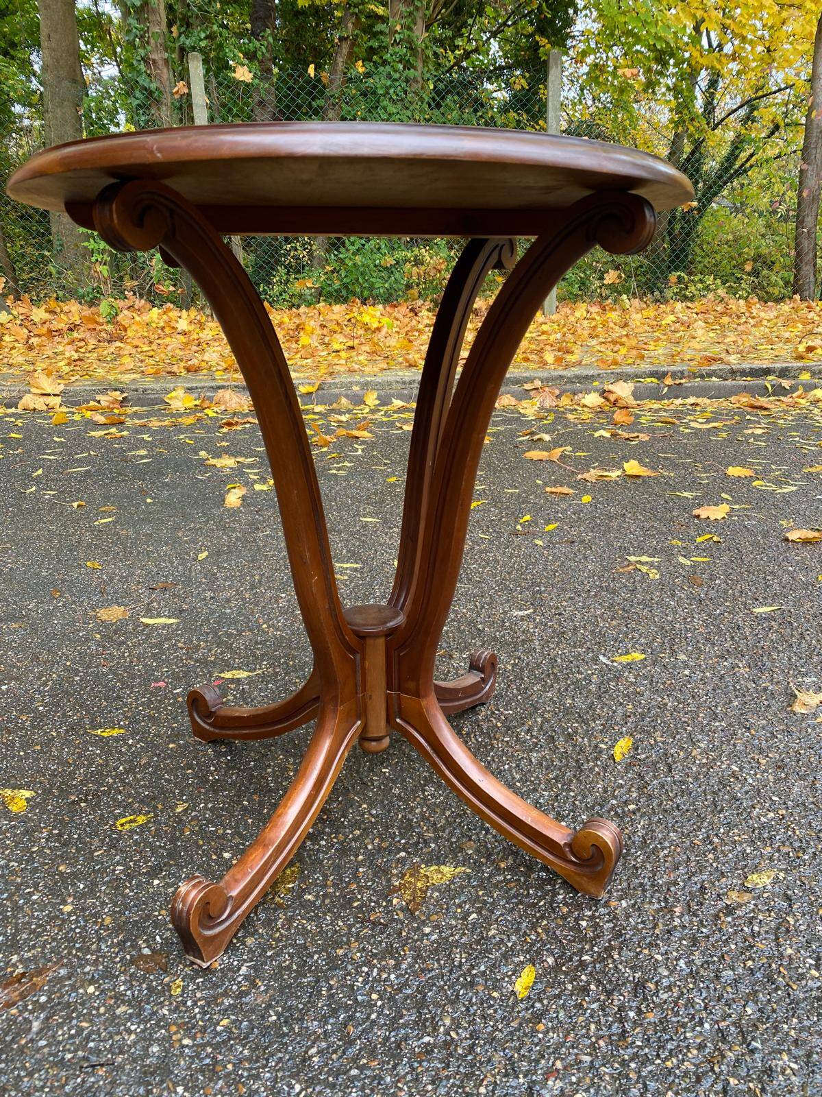 Round side table with a central pedestal in solid wood