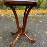 Round side table with a central pedestal in solid wood