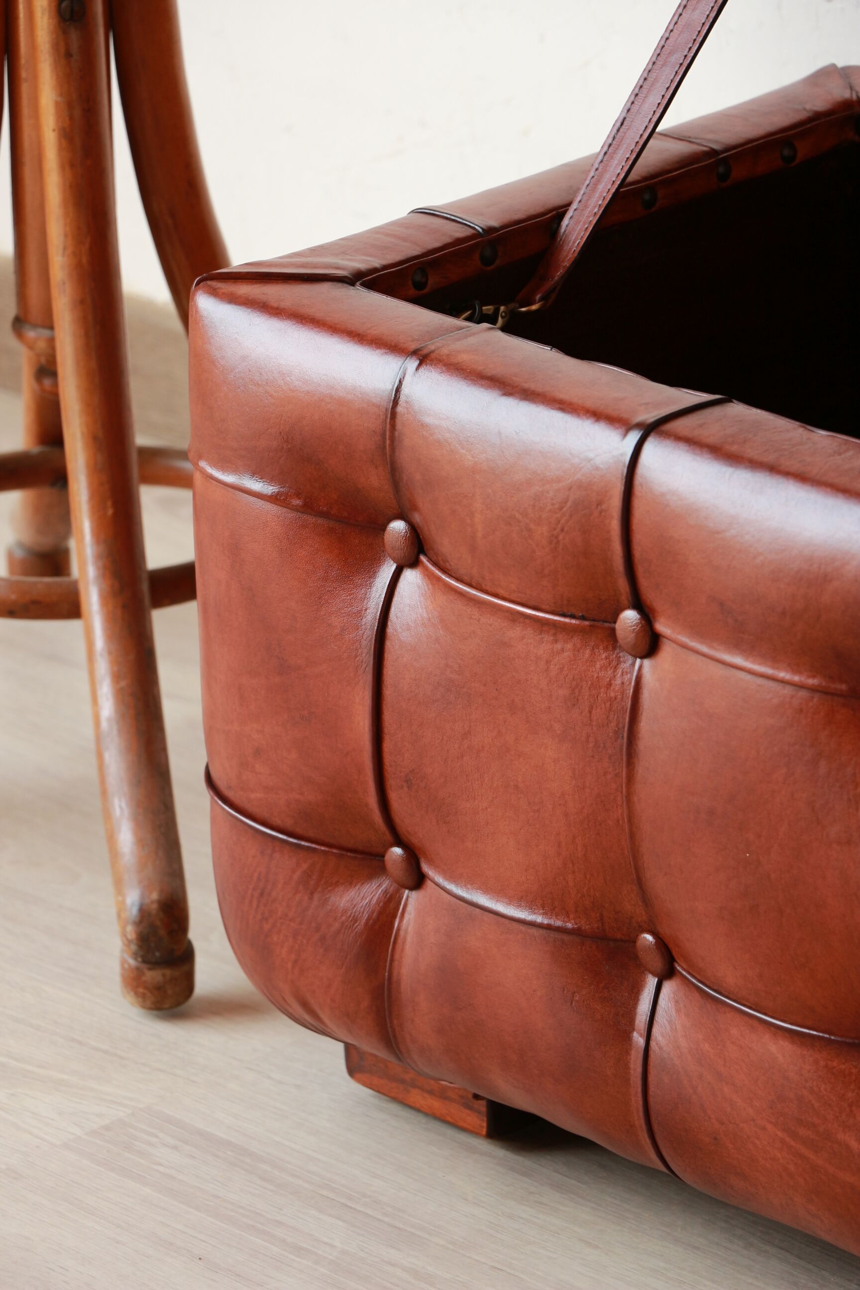 Chesterfield-style leather chest - "Jack" model - Olivier de Schrijver