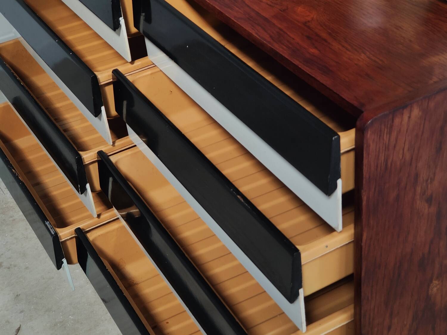 Commode U-453 noire par Jiri Jiroutek pour Interier Praha 1960