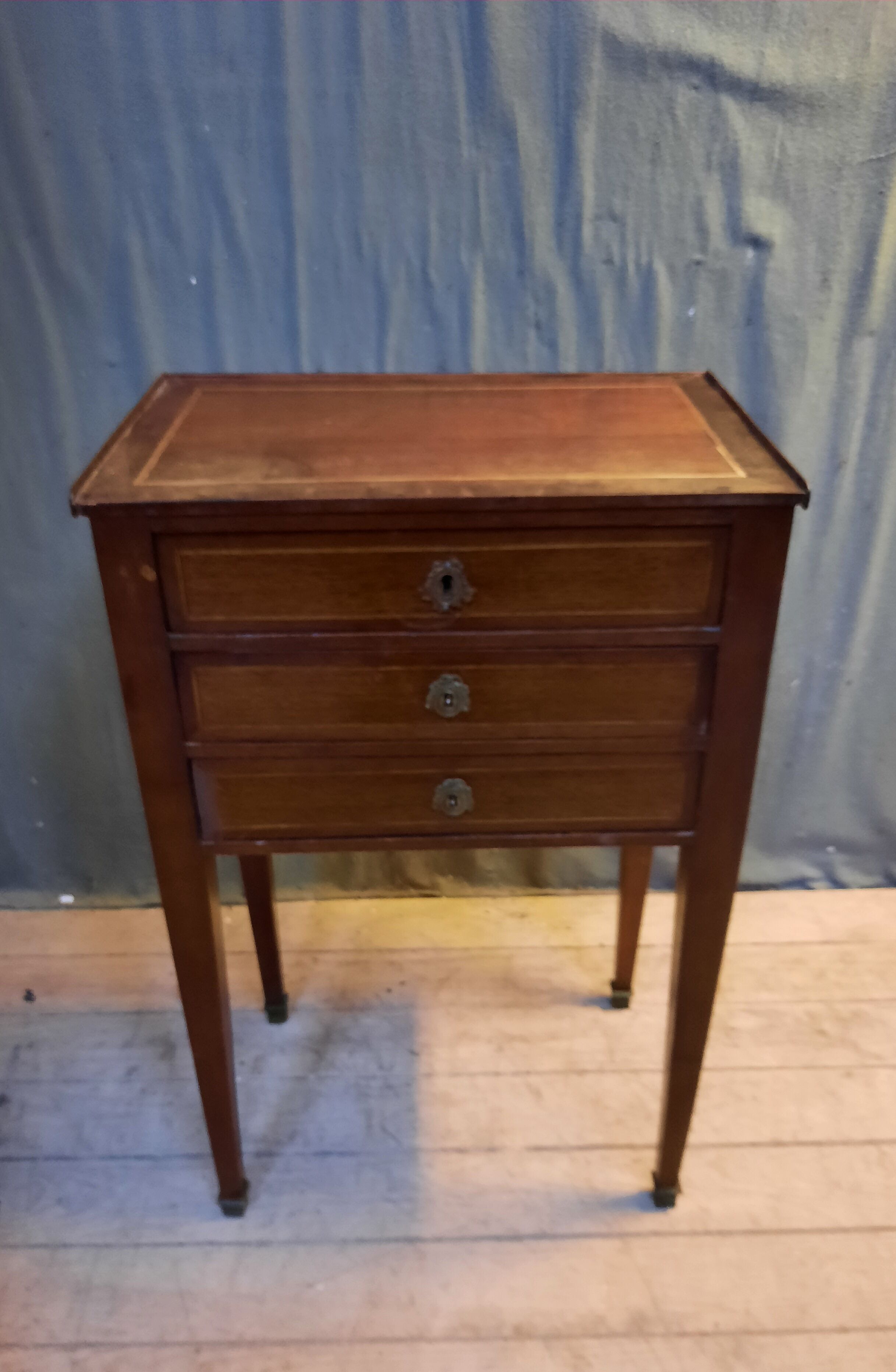 Antique chest of drawers in veneer