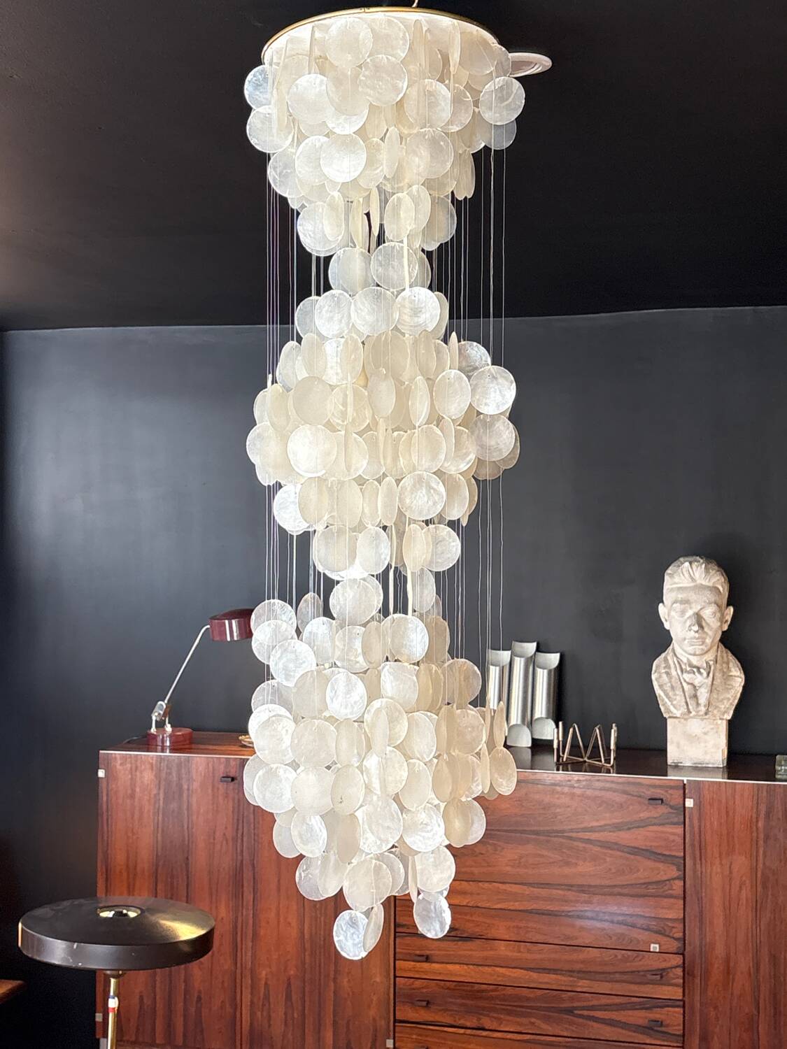 Mother-of-pearl suspension