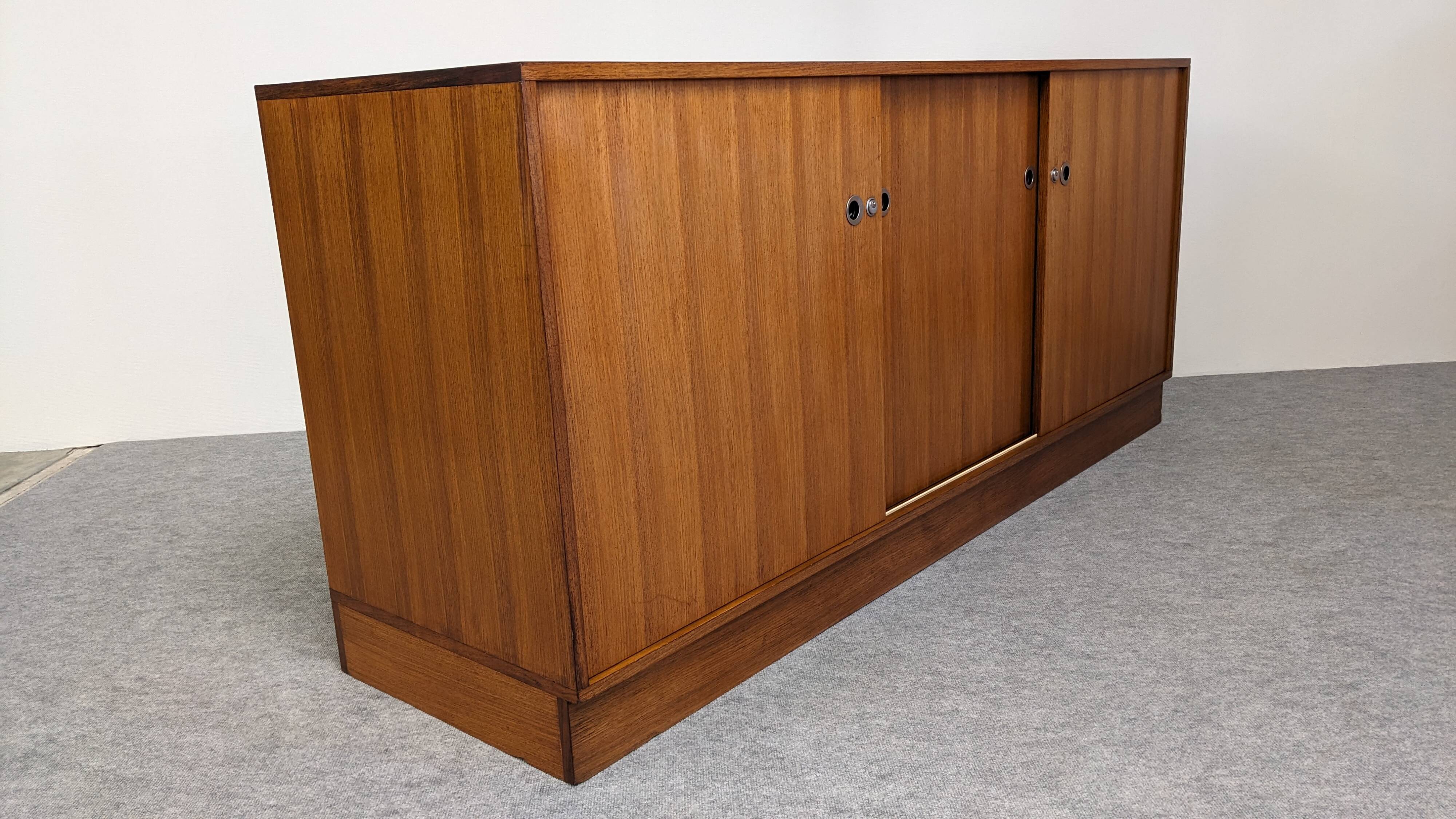 Modernist enfilade in rosewood attributed to O. Borsani, Italy circa 1970.