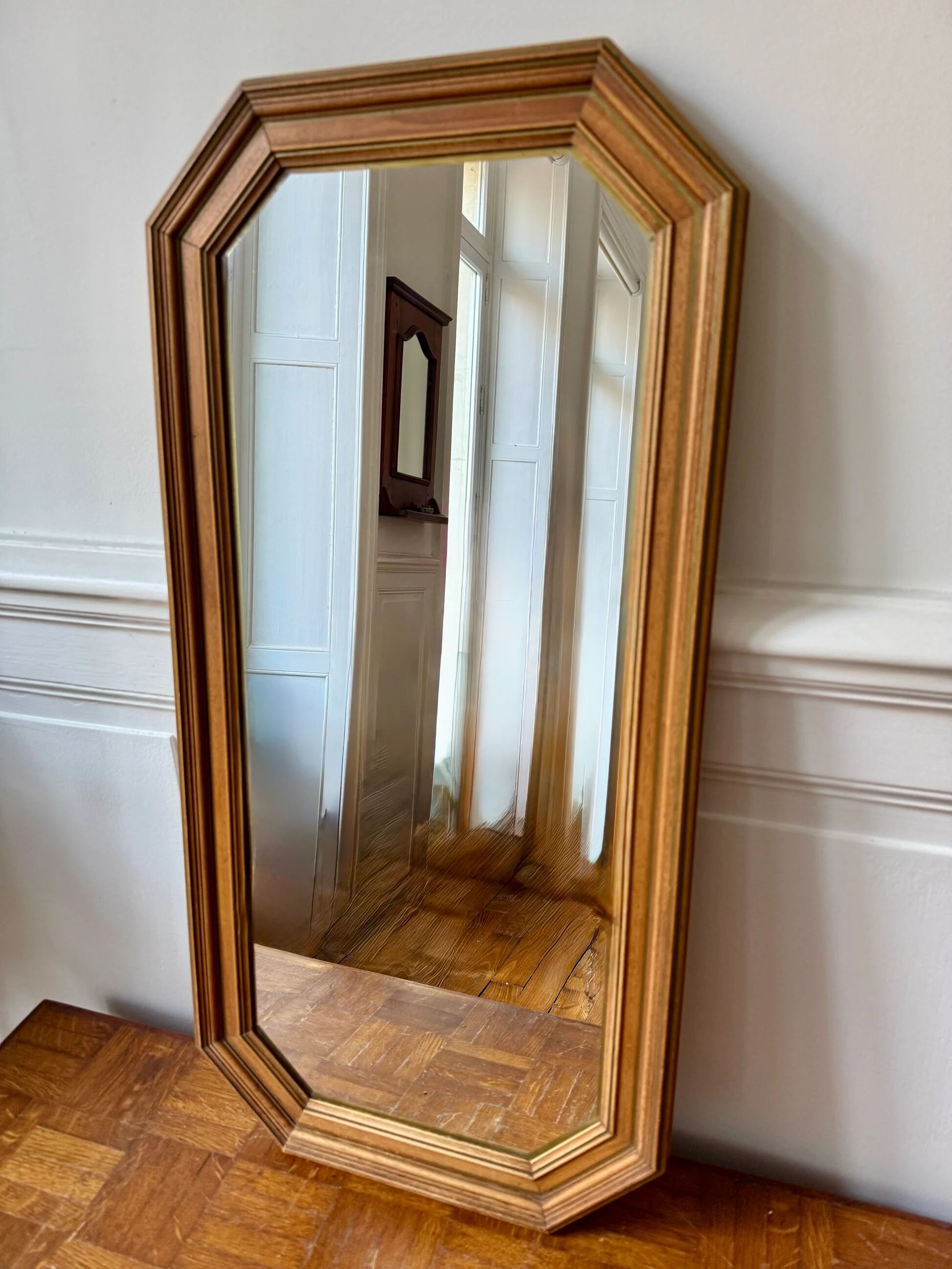 Miroir octogonal nervuré en bois doré